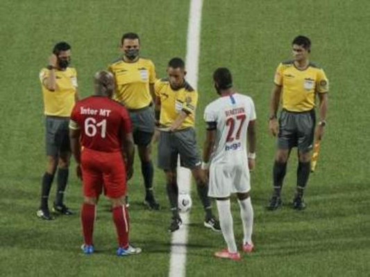 Dinero en camerinos, un jugador de 60 años en cancha y goleada: toda la polémica del partido de Olimpia en Surinam