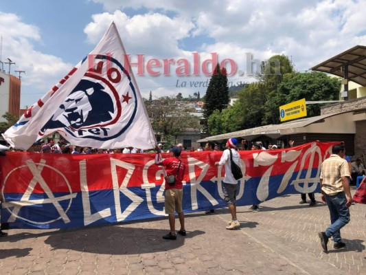 Ultra Fiel llena de algarabía la Plaza Central de Tegucigalpa previo al clásico entre Olimpia y Motagua