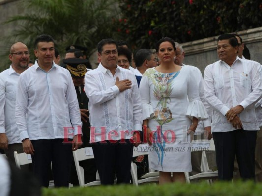 De vestido blanco y zapatos azules, así llegó Ana de Hernández al grito de independencia 2019