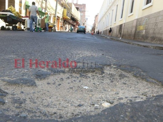 Baches, alcantarillas destapadas y calles colapsadas: riesgos en la capital