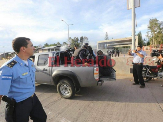 FOTOS: Violento enfrentamiento entre policías y supuestos universitarios