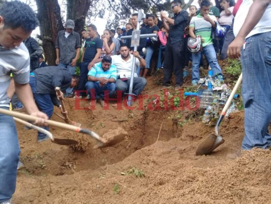 Las dramáticas imágenes del entierro de Vladimir Oquelí, joven arrastrado por la quebrada El Sapo