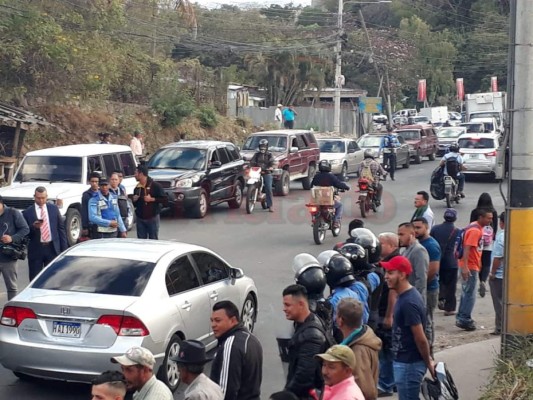 Imágenes del caos vial en la salida al sur ante la toma de calle de los pobladores de la aldea Yaguacire