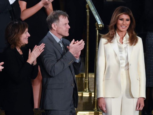 Elegante Melania Trump llega sola al discurso sobre Estado de la Unión en el Congreso