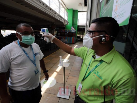 Control de temperatura, distancia y desinfección: así es ir al supermercado en tiempos de pandemia