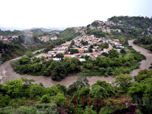 FOTOS: Crecida de ríos por lluvias mantienen en alerta a la capital