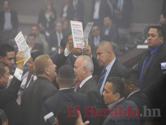 FOTOS: Empujones, cohetes y bengalas; así fue el nuevo acto de insurrección en el Congreso Nacional