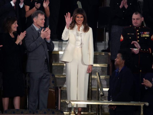 Elegante Melania Trump llega sola al discurso sobre Estado de la Unión en el Congreso