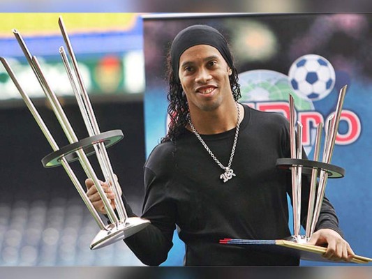 Ronaldinho presume sus títulos... ¡Lo ha ganado todo!