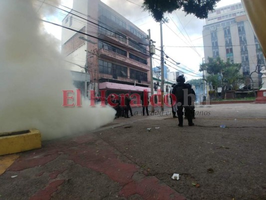 FOTOS: El caos y desolación que dejaron las protestas en los alrededores del Congreso Nacional