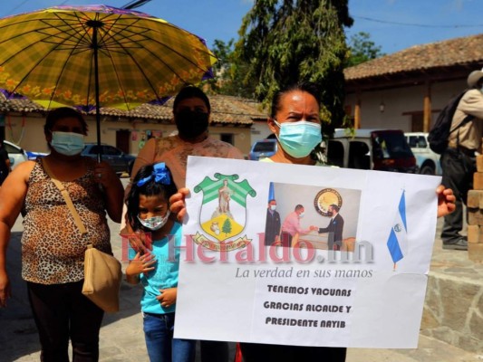 FOTOS: Con pancartas y sonrisas Ojojona recibe vacunas donadas por El Salvador  