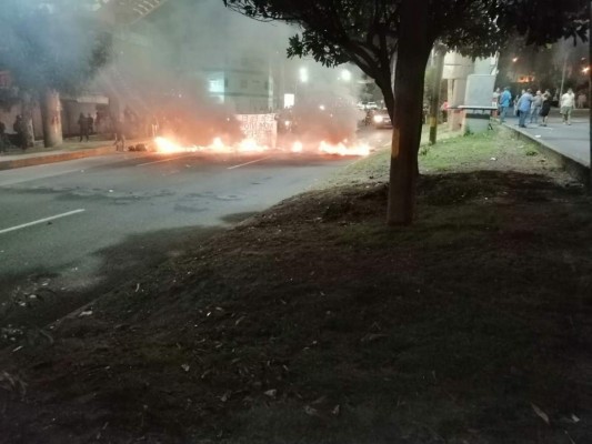 FOTOS: Quema de llantas, caos vial y protestas se reporta la noche de este miércoles en la capital de Honduras