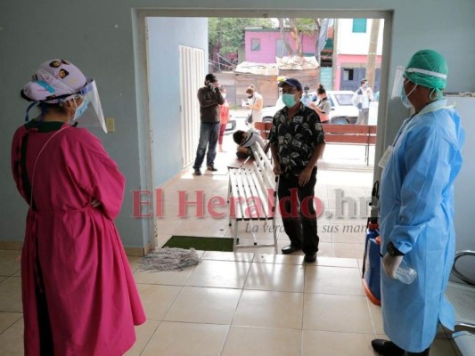 FOTOS: Héroes libran dura batalla contra el covid-19 en triajes y hospitales