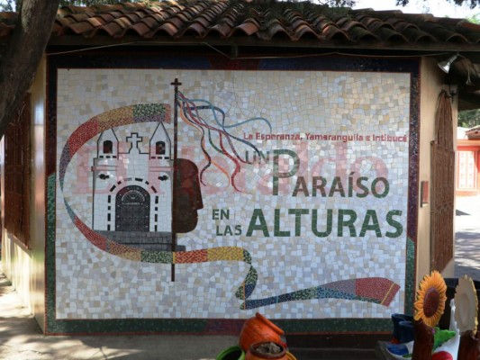 Piezas de mosaico, el original distintivo en rótulos que hace única a La Esperanza, Intibucá