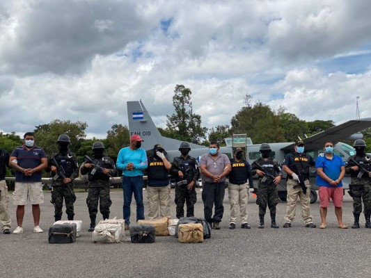 Así fue el traslado del alcalde de Roatán, Jerry Hynds y los fardos de droga a la capital