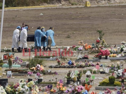 Horror y drama en entierros exprés de muertos por coronavirus en América Latina