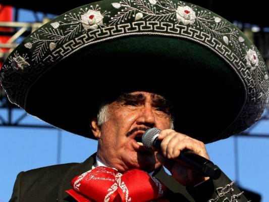 Con mariachis y retratos, fanáticos rinden homenaje a Vicente Fernández