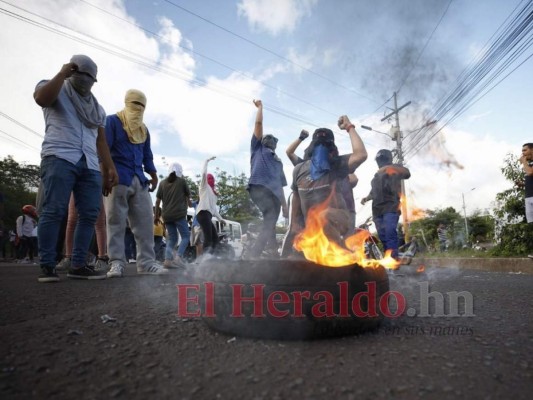 FOTOS: encapuchados bloquearon paso al bulevar Suyapa y anillo periférico