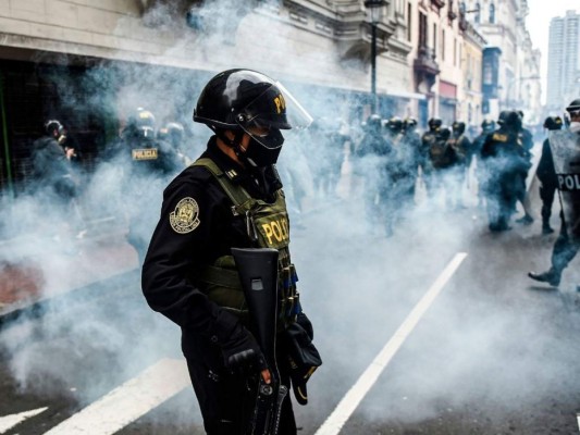 Jornada de intensas protestas en Perú un día después de la destitución de Vizcarra (FOTOS)