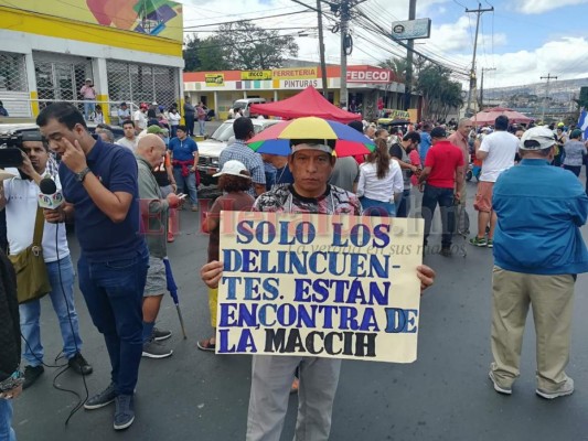 Gremios y sociedad civil marchan molestos tras cancelación de la Maccih