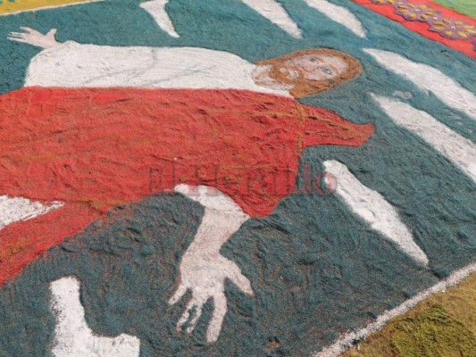 Coloridas alfombras de aserrín engalanan procesiones de este Viernes Santo