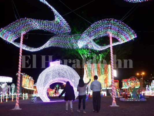 La Villa Navideña de la Alcaldía llega a adornar la capital de Honduras (FOTOS)