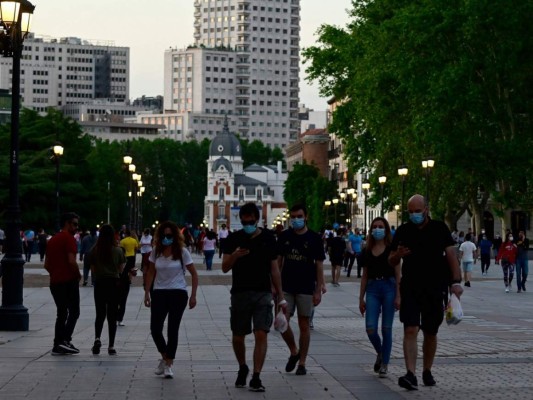 Pese advertencia sobre peligros de reapertura, españoles salen a las calles