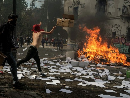 FOTOS: Violentos saqueos e incendios en medio de protestas en Chile