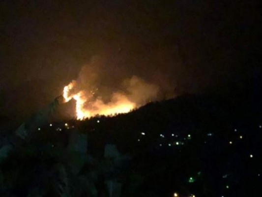 ¡Trágico! Así arde el bosque en pavoroso incendio forestal en Valle de Ángeles