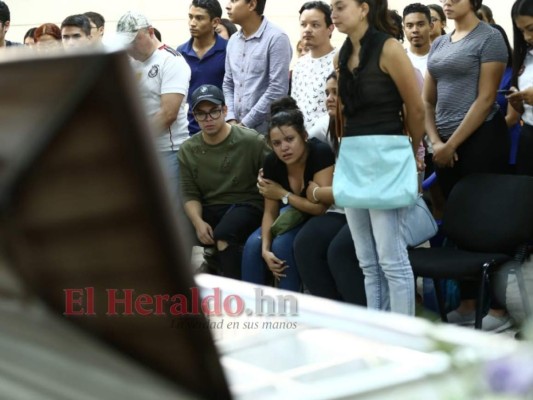 Dolor, abrazos y consternación en velorio de estudiante de periodismo