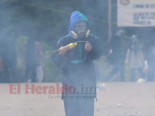 Fotos: Batalla campal entre encapuchados y Policías Antimotines en las afueras de la UNAH