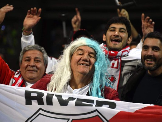 FOTOS: Ambientazo en el Santiago Bernabéu para la final River vs Boca Juniors en Madrid