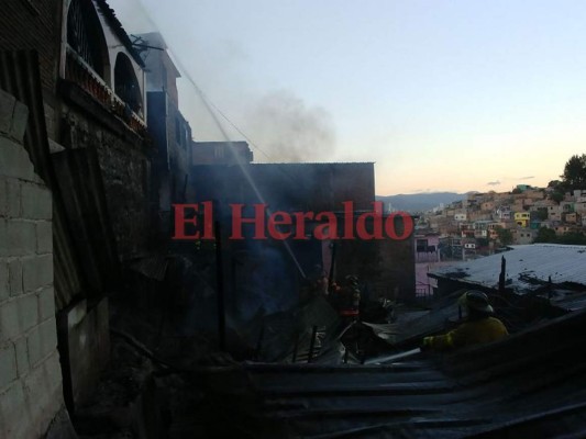 Seis viviendas quemadas: Imágenes del incendio ocurrido este viernes en el barrio La Guasalona de Comayagüela