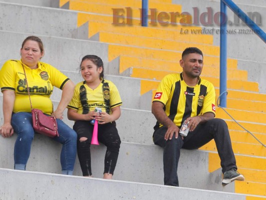 Fotos del ambiente en el estadio de Choluteca para el repechaje Lobos UPNFM vs Real España