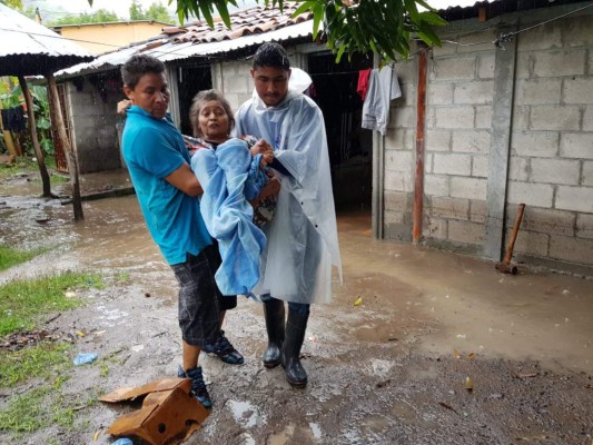 Trasladan a hondureños a albergues por inundaciones tras fuertes lluvias