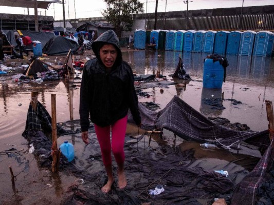 FOTOS: Fuerte lluvia destruye carpas en las que dormían migrantes de la caravana en Tijuana, México