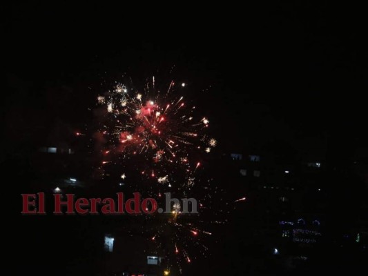 Colorida pirotecnia engalanó el cielo de Tegucigalpa y Comayagüela (FOTOS)