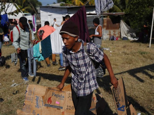 Así pasan los días los migrantes a la espera de cruzar hacia México