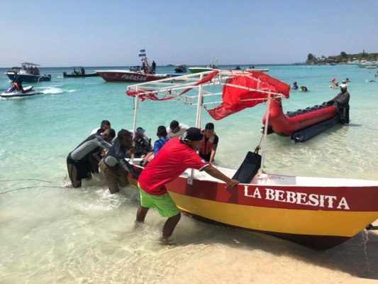 Así quedó 'La Bebecita', la lancha que se hundió con seis extranjeros a bordo en Roatán