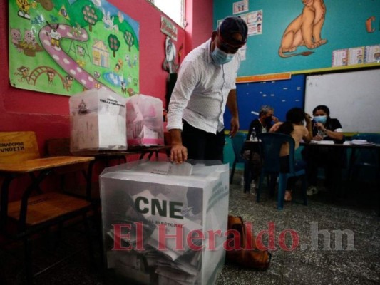 Juventud y tercera edad abarrotan urnas en Talanga, Francisco Morazán