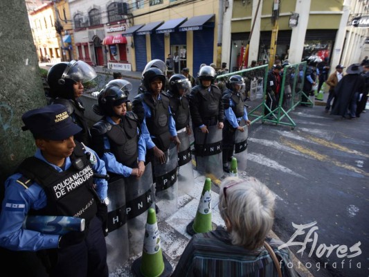 Feministas protestan en las cercanías del Congreso Nacional