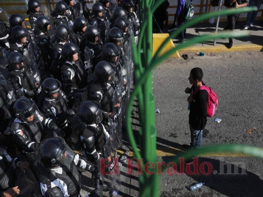 10 desgarradoras imágenes de la caravana migrante que busca paso hacia EEUU