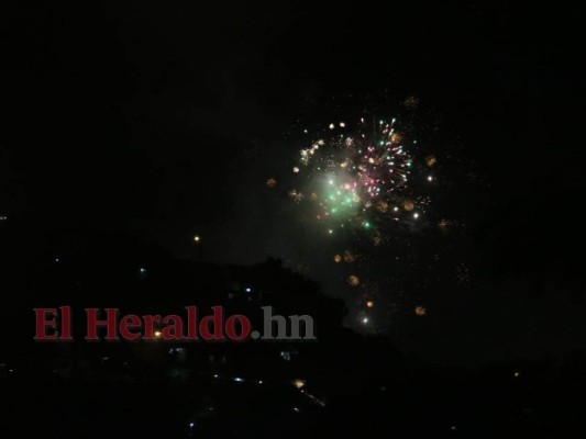 Colorida pirotecnia engalanó el cielo de Tegucigalpa y Comayagüela (FOTOS)