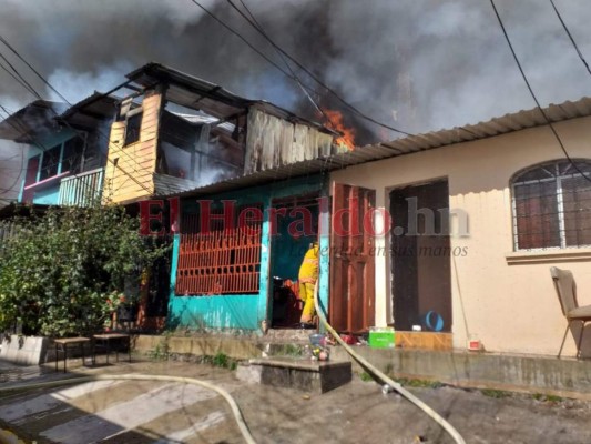 Las primeras imágenes del voraz incendio en barrio Bella Vista