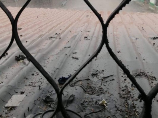 Tráfico, inundaciones y carros atascados por fuerte lluvia en la capital