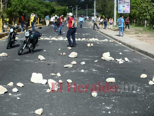 FOTOS: encapuchados bloquearon paso al bulevar Suyapa y anillo periférico