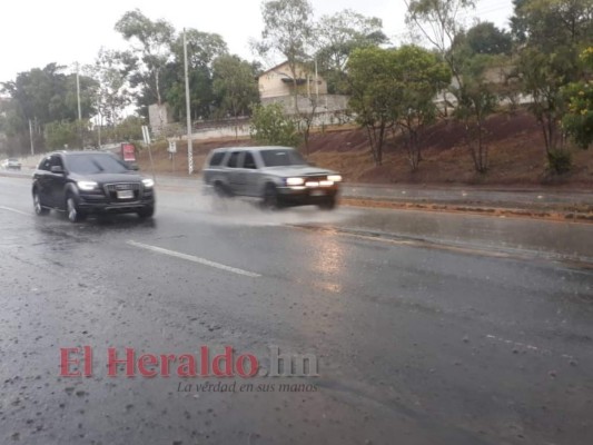 FOTOS: Fuertes lluvias alegran a capitalinos ante prologanda sequía