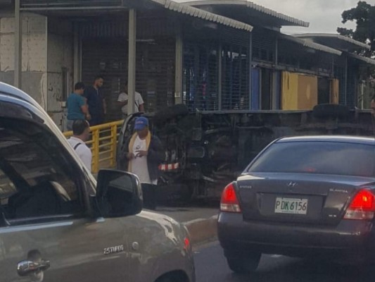 FOTO: Busito escolar se vuelca en el bulevar Suyapa de Tegucigalpa