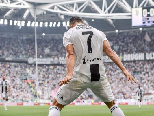 Las mejores imágenes de la celebración de Cristiano Ronaldo tras anotar su primer doblete con la Juventus