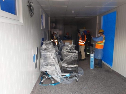 Así avanza la inspección física de 68 contenedores de los dos hospitales móviles (FOTOS)